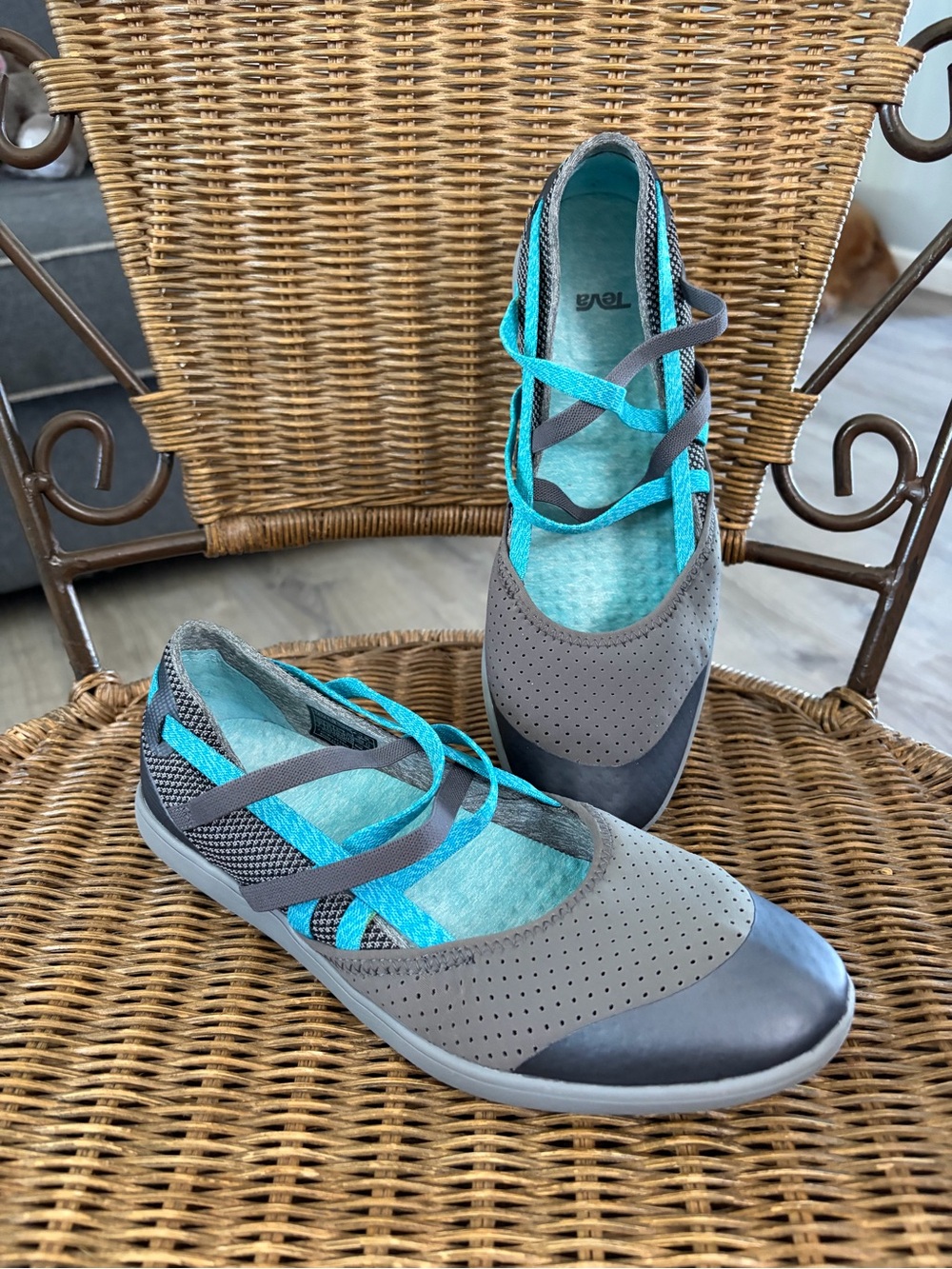 Teva Hydro-Life Shoes Sz 7 Gray Flats with Teal Crisscross Straps